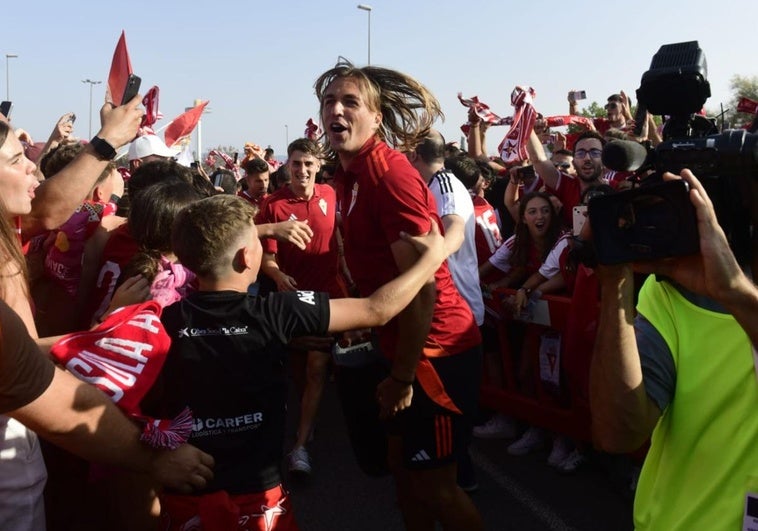 La histeria colectiva de una afición de Primera: así ha sido el recibimiento al Real Murcia